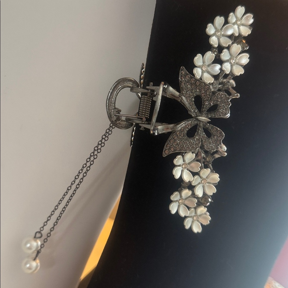 Elegant Butterfly Hair Clip with Pearls - Picture 4 of 5